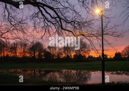 Un parco londinese inondato a seguito di forti piogge in primavera Foto Stock