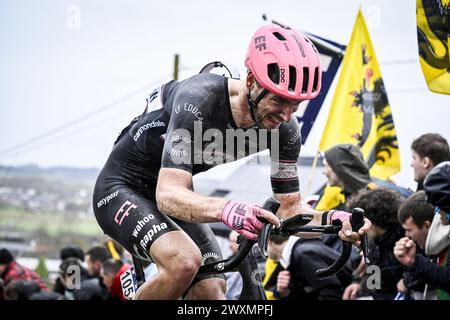 Kluisbergen, Belgio. 31 marzo 2024. Tedesco Jonas Rutsch di EF Education-EasyPost nella foto al Paterberg durante la gara maschile della 'Ronde van Vlaanderen/ Tour des Flandres/ Tour of Flanders', un giorno di ciclismo, 270 km da Anversa a Oudenaarde, domenica 31 marzo 2024. BELGA PHOTO TOM GOYVAERTS credito: Belga News Agency/Alamy Live News Foto Stock