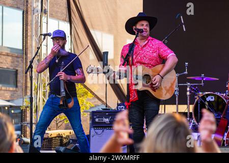 Hubie Ashcraft (r) e Travis Gow si esibiscono sul palco di Auburn, Indiana, USA. Foto Stock