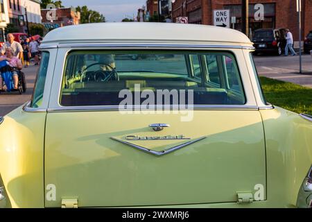 Il portellone e il lunotto di una Chevrolet Ten station wagon gialla del 1957 in mostra ad una fiera di auto nel centro di Auburn, Indiana, Stati Uniti. Foto Stock