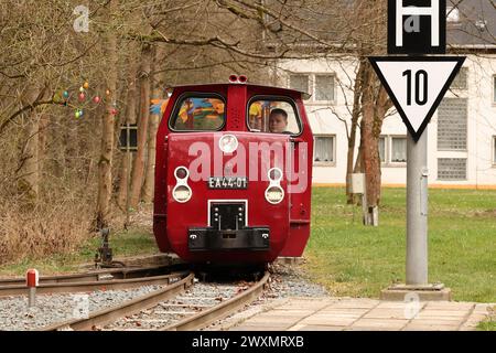 Crispendorf, Germania. 1 aprile 2024. Un treno parte il lunedì di Pasqua per segnare l'inizio della stagione ferroviaria Ferienland a Crispendorf. Da Pasqua alla fine di ottobre, i treni partono in determinati giorni e su richiesta. I membri volontari dell'associazione hanno rinnovato circa 45 metri di pista negli ultimi mesi. Credito: Bodo Schackow/dpa/Alamy Live News Foto Stock