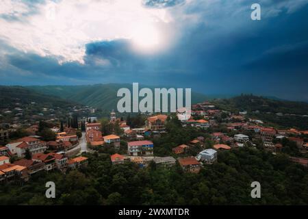 Cielo nuvoloso sopra la piccola città di montagna di Sighnaghi, Georgia Foto Stock