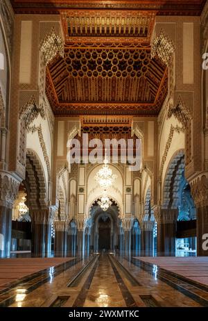 Casablanca, Marocco - 29 marzo 2024: Vista interna della navata centrale della Moschea Hassan II nel centro di Casablanca Foto Stock