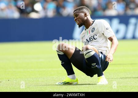 Hamed Traore della SSC Napoli si trova a terra durante la partita di serie A tra SSC Napoli e Atalanta BC allo Stadio Maradona il 30 marzo 2024 a Napoli. Foto Stock