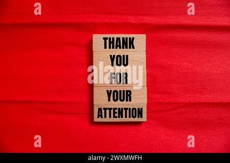 Grazie per la vostra attenzione parole scritte su blocchi di legno con sfondo rosso. Simbolo concettuale. Copia spazio. Foto Stock