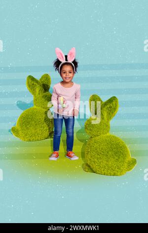 Collage di tendenza creativo di una simpatica bambina coniglietta Bush concetto di pasqua strano bizzarro e insolito cartellone fantasia Foto Stock