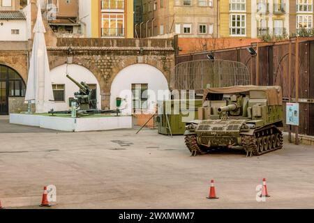 Cortile del museo storico militare e parco dell'artiglieria reale nella città di Cartagena, con pezzi di artiglieria e un vecchio carro armato, regione di Murcia Foto Stock