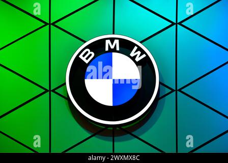 Thailandia-27 marzo 2024: Splendidi colori del logo BMW al Salone Internazionale dell'automobile di Bangkok 45 a Nonthaburi Foto Stock