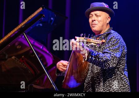 Stuttgart Dhafer Youssef Street of minarets GER, Dhafer Youssef Street of minarets, 31.03.2024 Stuttgart, Theaterhaus, Deutschland IM Bild Dhafer Yousseff oud, voc *** Stuttgart Dhafer Youssef Street of minarets GER, Dhafer Youssef Street of minarets, 31 03 2024 Stuttgart, Theaterhaus, Germany Youssef Copyright Dhafer Youssef: voc, voc: xEibner-Pressefoto/deondox EP WST Foto Stock