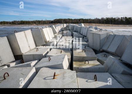 Breakwater in grandi blocchi quadrati di cemento Foto Stock