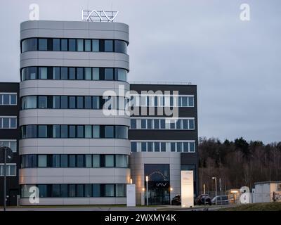 Esterno e ingresso principale dell'edificio per uffici IAV GmbH. Architettura moderna di una casa industriale. La società di ingegneria fa parte della filiale auto. Foto Stock