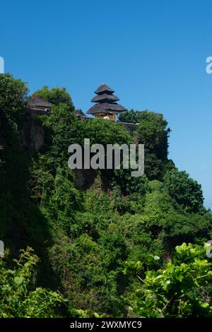 Il Tempio di Uluwatu presso la scogliera a Pecatu, Bali meridionale, è uno dei più importanti templi di Bali. La splendida vista dalle scogliere attira molti turisti Foto Stock