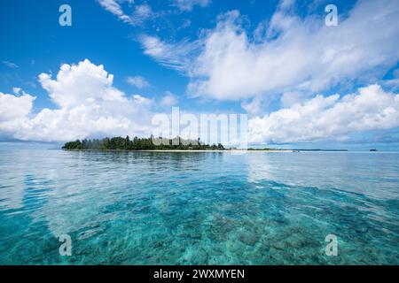 L'isola di Koon nel Maluku. Nella parte orientale dell'Indonesia ci sono diverse bellissime isole in mezzo all'oceano con spiagge di sabbia bianca. Foto Stock