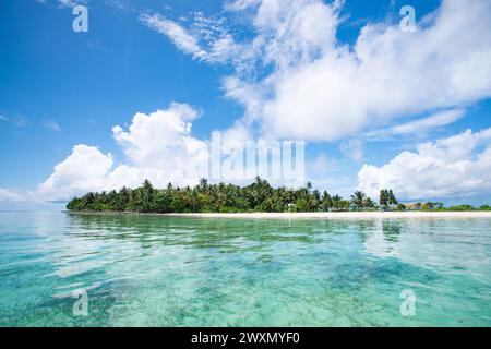 L'isola di Koon nel Maluku. Nella parte orientale dell'Indonesia ci sono diverse bellissime isole in mezzo all'oceano con spiagge di sabbia bianca. Foto Stock