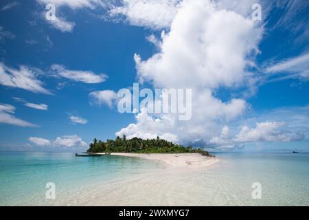 L'isola di Koon nel Maluku. Nella parte orientale dell'Indonesia ci sono diverse bellissime isole in mezzo all'oceano con spiagge di sabbia bianca. Foto Stock