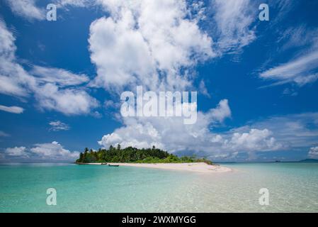 L'isola di Koon nel Maluku. Nella parte orientale dell'Indonesia ci sono diverse bellissime isole in mezzo all'oceano con spiagge di sabbia bianca. Foto Stock