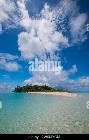 L'isola di Koon nel Maluku. Nella parte orientale dell'Indonesia ci sono diverse bellissime isole in mezzo all'oceano con spiagge di sabbia bianca. Foto Stock