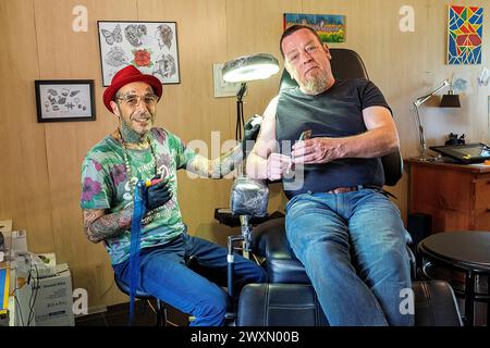 Ho un Tattoo Tilburg, Paesi Bassi. Adulto adulto adulto adulto che si fa un tatuaggio nel negozio e studio di tatto Dave Plu. Dal momento che uno stile di vita individuale e un'identità indepenente stanno aumentando nel mondo occidentale, sempre più persone ge stessi Tattoo s, spesso su tutto il corpo, creando così una cultura crescente di Body Art e artisti al servizio delle loro esigenze. MRYES Tilburg Ringbaan Zuid Noord-Brabant Nederland Copyright: XGuidoxKoppesxPhotox Foto Stock