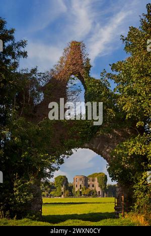 L'arco che diede l'Arch Hall del XVIII secolo, ora una rovina nei campi della contea di Meath, vicino a Wilkinstown, in Irlanda. Foto Stock