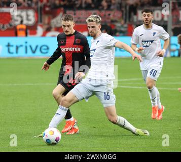 Leverkusen, Germania. 30 marzo 2024. Florian Wirtz (Bayer). Anton Stach (STG), Leverkusen, Deutschland, 30.03.2024, 1. Bundesliga, 27 anni. Spieltag, Bayer 04 Leverkusen - TSG Hoffenheim. LE NORMATIVE DFL VIETANO QUALSIASI USO DI FOTOGRAFIE COME SEQUENZE DI IMMAGINI ANDMZZALAMY LIVE NEWS Foto Stock