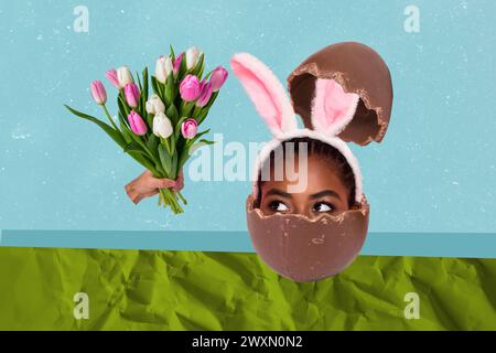 Collage di poster creativi di una ragazza buffa con un look meraviglioso tulipani nascondono uovo di cioccolato concetto di pasqua strano bizzarro e insolito cartellone fantasia Foto Stock