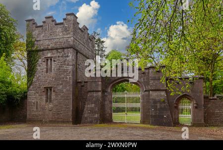 L'ex porta principale del XIX secolo per il castello di Dunsany nella contea di Meath, Irlanda. Foto Stock