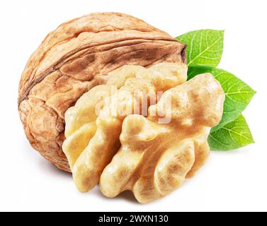 Nocciolo intero di noce e noce con foglie isolate su sfondo bianco. Foto Stock
