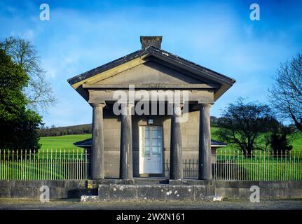 Il 19° secolo, la loggia dorica greca a Loughcrew nella contea di Meath, Irlanda Foto Stock