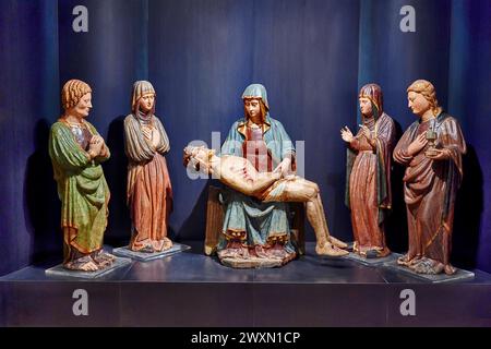 Cristo in Pietà sorretto dalla Vergine tra S. Giovanni,Maria Maddalena e due Marie - legno policromo - scultore veneto della seconda metà del XV sec Foto Stock