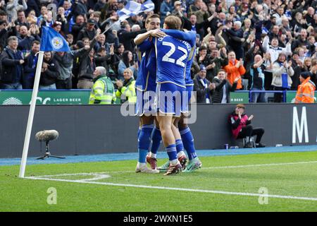 Leicester lunedì 1 aprile 2024. Stephy Mavididi festeggia con i compagni di squadra dopo aver segnato per il Leicester City, per prendere il comando facendolo 2 - 1 contro il Norwich City, durante la seconda metà della partita del Campionato Sky Bet tra Leicester City e Norwich City al King Power Stadium di Leicester lunedì 1 aprile 2024. (Foto: John Cripps | mi News) crediti: MI News & Sport /Alamy Live News Foto Stock