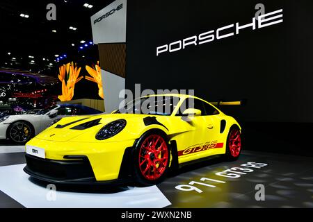 Thailandia - 27 marzo 2024: Porsche 911 GT3 RS Sportscar gialla. Al Salone Internazionale dell'automobile di Bangkok 45 a Nonthaburi Foto Stock