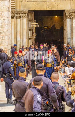 Gerusalemme, Israele - 29 marzo 2024: Scena occidentale del venerdì Santo nel cortile della chiesa del Santo Sepolcro, con sfilata di apertura della chiesa e pellegrino Foto Stock