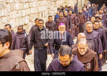 Gerusalemme, Israele - 29 marzo 2024: Scena occidentale del venerdì Santo nel cortile della chiesa del Santo Sepolcro, con sfilata di apertura della chiesa e pellegrino Foto Stock