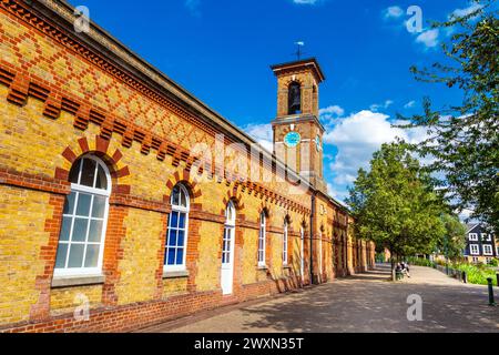 Ex fabbrica di macchine Royal Small Arms Factory, ora RSA Island Centre sull'Enfield Island Village, Londra, Inghilterra Foto Stock