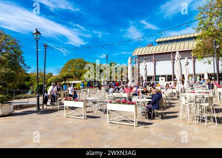 Persone che cenano all'aperto fuori dal Mercado Lonja del Barranco, mercato gastronomico in un ex mercato del pesce del XIX secolo, Siviglia, Andalusia, Spagna Foto Stock