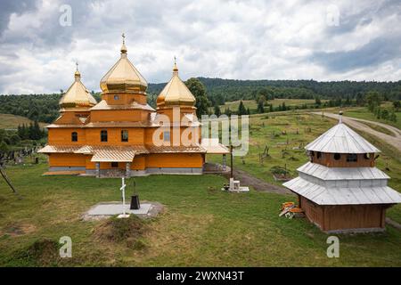 Smozhe, Ucraina - 20 luglio 2021: Vew aerea sull'antica chiesa in legno di San Michele Arcangelo a Smozhe, regione di Leopoli, Ucraina dal drone Foto Stock