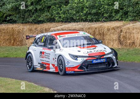 Rory Butcher nella sua auto da turismo Toyota Corolla GR Sport del 2023 al Goodwood Festival of Speed, Sussex, Regno Unito. Foto Stock