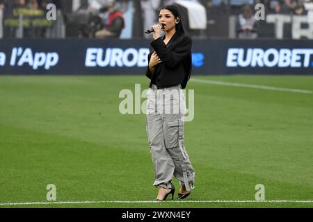 Un cantante canta una canzone di Lucio Battisti prima della partita di calcio di serie A tra SS Lazio e Juventus FC allo stadio Olimpico di Roma, 30 marzo 2024. Foto Stock