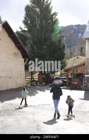 Vernet, Francia. 1 aprile 2024. © PHOTOPQR/LE PARISIEN/Olivier Lejeune ; VERNET ; 01/04/2024 ; Disparition du petit Emile Des ossoments lui appartenant ont été retrouvés au Haut-Vernet ambiance au Vernet . Le Vernet, Francia, 1 aprile 2024 ossa del bambino scomparso Emile trovate da un escursionista *** didascalia locale *** LE PARISIEN credito: MAXPPP/Alamy Live News Foto Stock