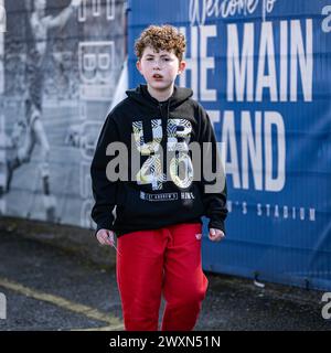 Birmingham, Regno Unito. 1 aprile 2024; St Andrews, Birmingham, West Midlands, Inghilterra; EFL Championship Football, Birmingham City contro Preston North End; Un tifoso è pronto per la partita e il concerto Credit: Action Plus Sports Images/Alamy Live News Foto Stock