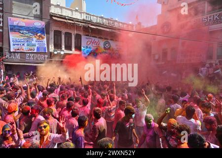 Pushkar, India. 25 marzo 2024. (3/25/2024) India Holi Festival celebrato a Pushkar. I rivelatori ballano mentre giocano con la polvere colorata durante le celebrazioni che segnano Holi, il festival indù dei colori. Porta gioia ed energia vitale alle persone e ha un enorme significato nella cultura indù. Questo festival è celebrato in tutto il mondo con grande gioia ed entusiasmo. La gente celebra Holi con colori, balli e canti e goditi lo spirito dell'amore. (Foto di Shaukat Ahmed/Pacific Press/Sipa USA) credito: SIPA USA/Alamy Live News Foto Stock