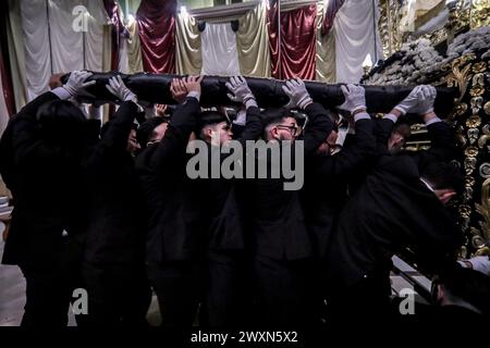 Palermo, Italia. 30 marzo 2024. (3/30/2024) devoti durante la celebrazione del venerdì Santo a Palermo, Italia. (Foto di Antonio Melita/Pacific Press/Sipa USA) credito: SIPA USA/Alamy Live News Foto Stock