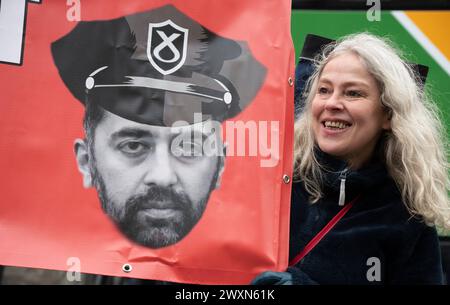 Edimburgo, Scozia, Regno Unito. 1 aprile 2024. Diversi gruppi politici e comunitari si sono riuniti oggi al di fuori del Parlamento scozzese per protestare contro l'introduzione della legge sul crimine d'odio e l'ordine pubblico (Scotland), nota anche come legge sul crimine d'odio, entrata in vigore il 1° aprile. Iain Masterton/Alamy Live News Foto Stock