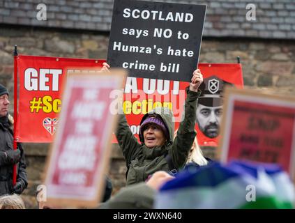 Edimburgo, Scozia, Regno Unito. 1 aprile 2024. Diversi gruppi politici e comunitari si sono riuniti oggi al di fuori del Parlamento scozzese per protestare contro l'introduzione della legge sul crimine d'odio e l'ordine pubblico (Scotland), nota anche come legge sul crimine d'odio, entrata in vigore il 1° aprile. Iain Masterton/Alamy Live News Foto Stock