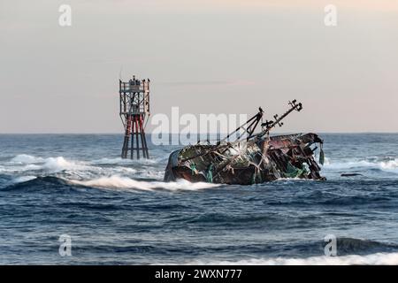 Il relitto del Sovereign (BF380), un peschereccio registrato a Banff che si arenò sulle rocce del porto di Cairnbulg nel 2005, Scozia Regno Unito Foto Stock