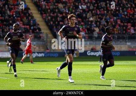 Hector Kyprianou (centro) del Peterborough United celebra il gol di apertura della partita durante la partita Sky Bet League One al Gaughan Group Stadium di Londra. Data foto: Lunedì 1 aprile 2024. Foto Stock