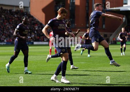 Hector Kyprianou (centro) del Peterborough United celebra il gol di apertura della partita durante la partita Sky Bet League One al Gaughan Group Stadium di Londra. Data foto: Lunedì 1 aprile 2024. Foto Stock