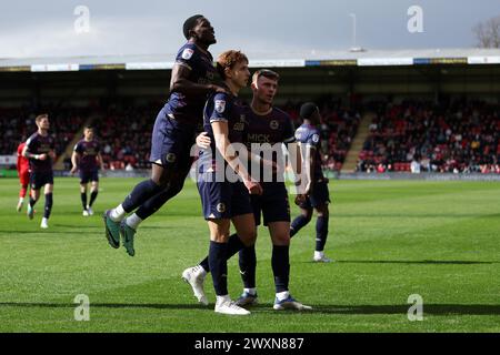 Hector Kyprianou (centro) del Peterborough United festeggia con i compagni di squadra dopo aver segnato il gol di apertura della partita durante la partita Sky Bet League One al Gaughan Group Stadium di Londra. Data foto: Lunedì 1 aprile 2024. Foto Stock