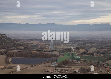Una vista aerea nebbiosa di Plana de Vic, Catalogna, Spagna Foto Stock