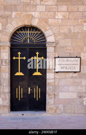 La chiesa ortodossa di San Giorgio ospita la famosa mappa piastrellata delle terre sante di madaba in giordania Foto Stock